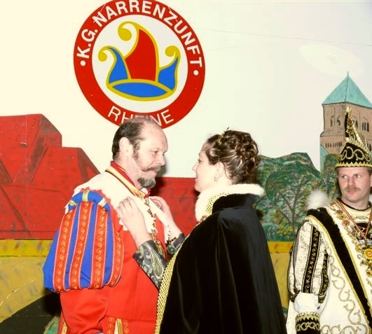 007 OrdenVerlei.JPG - Was denkt wohl der Prinz ?